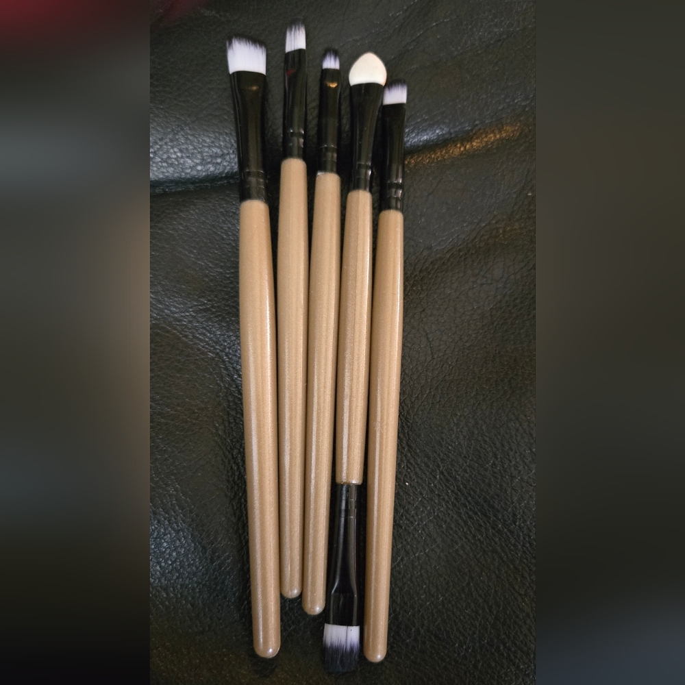 HOST PICK!🎉🎊Clinique Bronzer Milk Trifle Kat Von D Epic Kiss & brush Set LOT - Picture 11 of 13